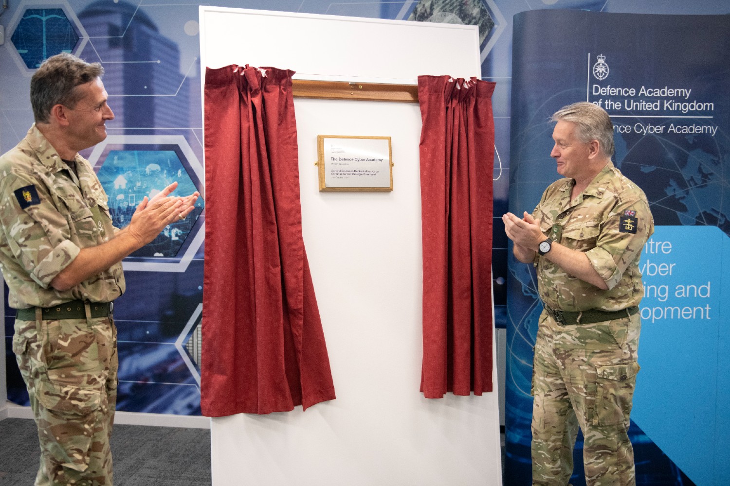 Sir Gen Hockenhull and Maj Gen Andrews unveiling plaque in the Defence Cyber Academy