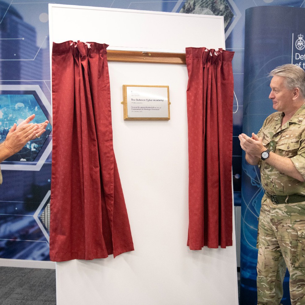 Sir Gen Hockenhull and Maj Gen Andrews unveiling plaque in the Defence Cyber Academy