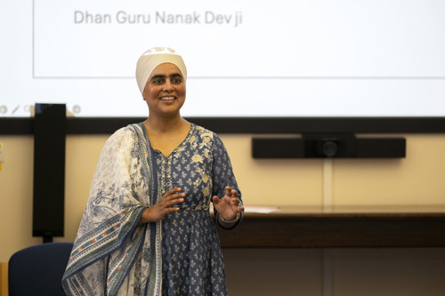A Sikh lecturer speaking to a classroom