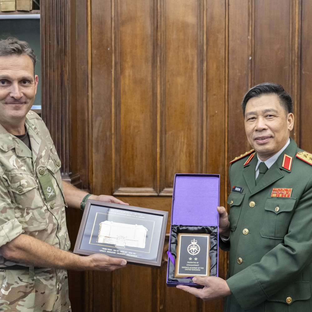 Vietnamese and UK Comdt's exchanging gifts. 